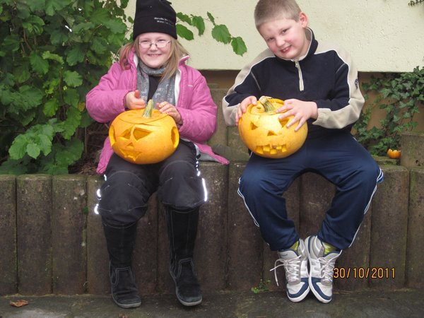 Kinder mit Kürbiskopf