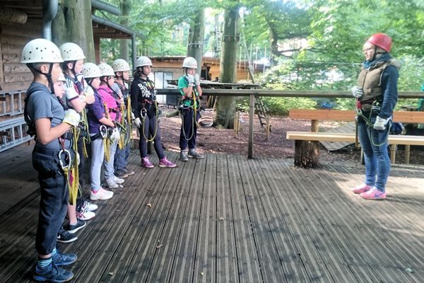 Kinder im Kletterpark